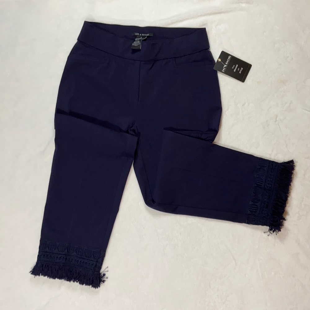 Adorable navy capris!